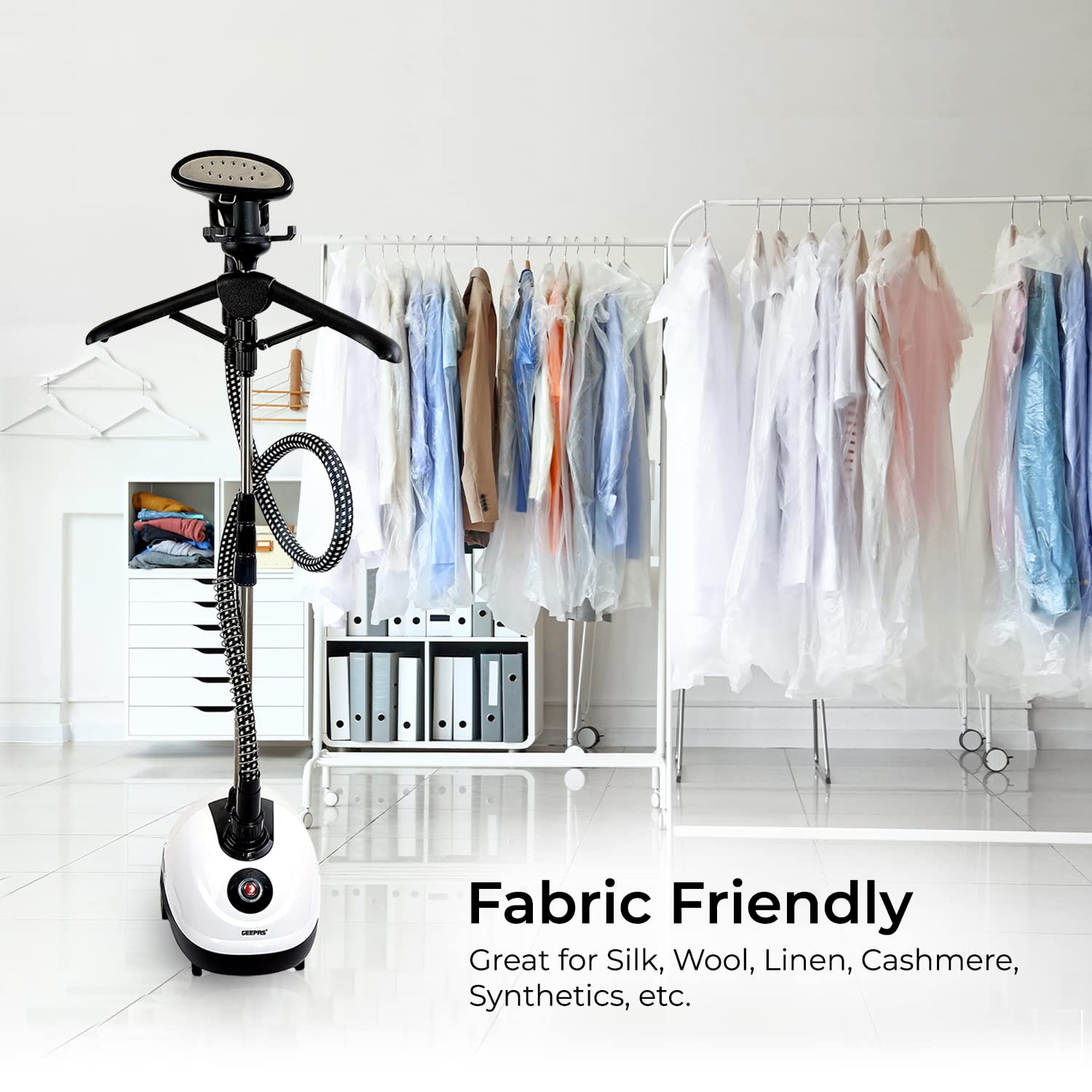 Geepas 1580 W Garment Steamer, 1.8L Water Tank, White/Black جهاز كي بالبخار عمودي للملابس من جيباس، قدرة 1580 واط Geepas 1580 W Garment Steamer, 1.8L Water Tank, White/Black جهاز كي بالبخار عمودي للملابس من جيباس، قدرة 1580 واط